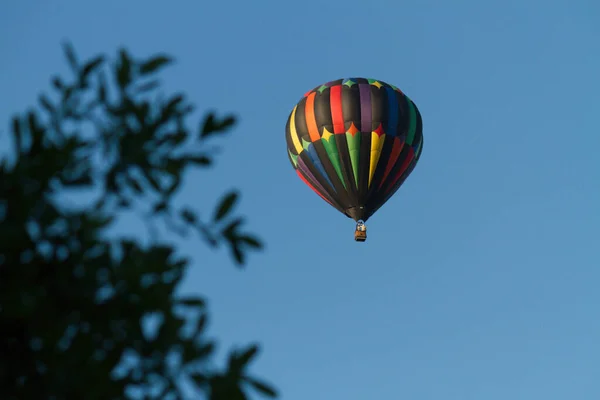 Niski Kąt Strzał Barwnego Balonu Gorącego Powietrza Błękitnym Niebie Podczas — Zdjęcie stockowe