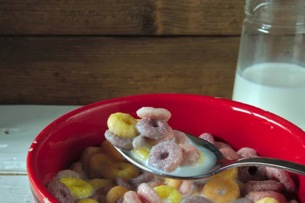 Primer Plano Cereal Desayuno Con Leche Plato Rojo Sobre Una — Foto de Stock