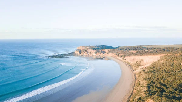 グレートオーシャンロードの波とビーチの見事な空中ビュー海岸線 ビクトリア オーストラリア — ストック写真
