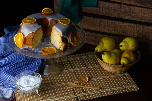 木製のテーブルの上においしいオレンジケーキ ヨーグルト 梨のクローズアップショット — ストック写真