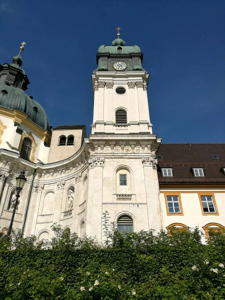 Vertikal Bild Den Antika Kyrkan Ettal Kloster Mot Blå Himmel — Stockfoto