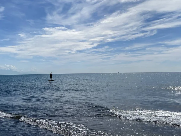 Een Silhouetted Man Berijdend Een Elektrisch Draagvleugelig Folie Plank Een — Stockfoto