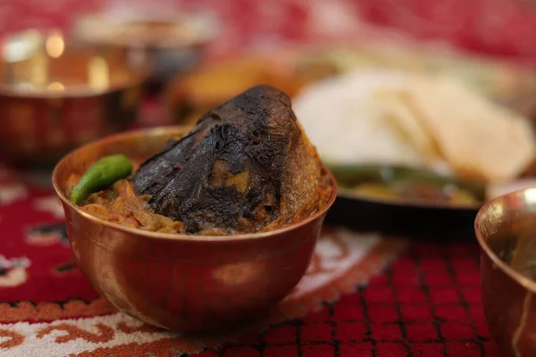 Zbliżenie Miski Świeżej Indyjskiej Pikantnej Ryby Curry Stole — Zdjęcie stockowe