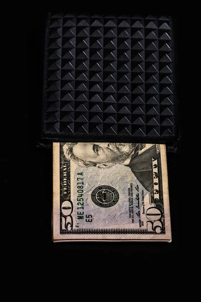 一个垂直拍摄的50美元钞票在一个黑色钱包里 — 图库照片