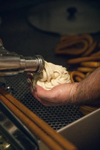 Een Verticaal Close Shot Van Een Churro Mengsel Dat Uit — Stockfoto