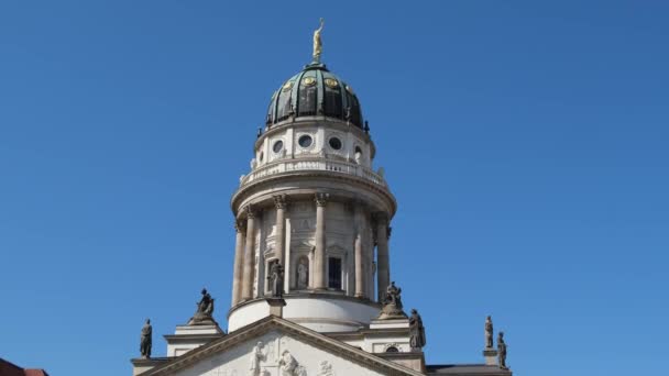 Eine Vertikale Aufnahme Des Barocken Französischen Doms Mit Blauem Himmel — Stockvideo