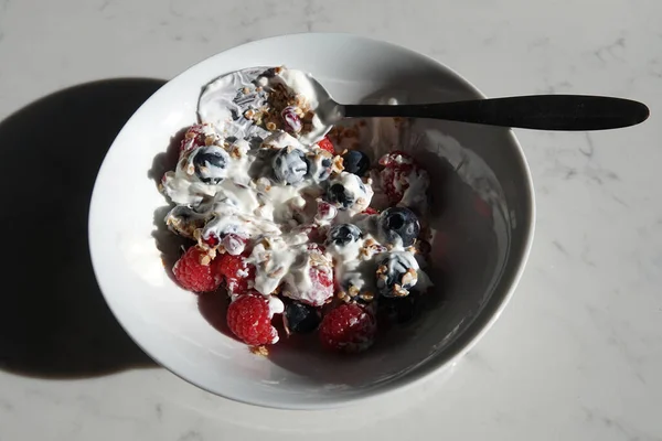 Eine Schüssel Haferflocken Mit Joghurt Und Beeren Gemischt Mit Einem — Stockfoto