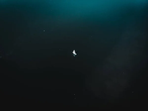 Eine Luftaufnahme Des Dunkelgrünen Meereswassers Mit Einem Weißen Kleinen Segelboot — Stockfoto