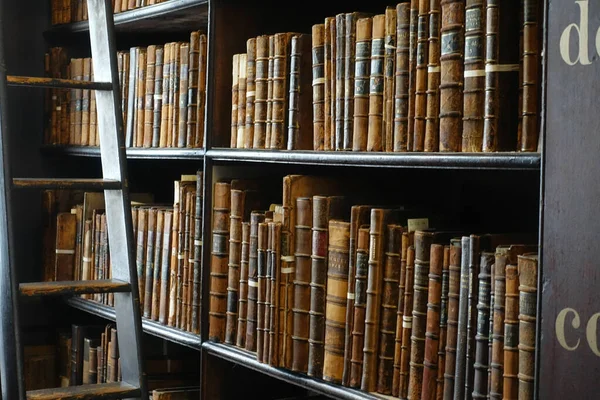 Ένα Κοντινό Πλάνο Των Βιβλίων Στη Βιβλιοθήκη Book Kells Στο — Φωτογραφία Αρχείου