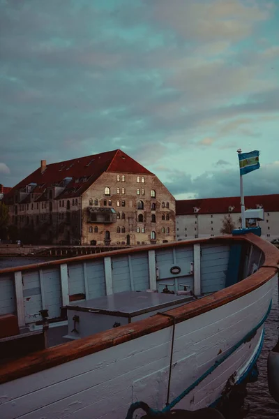 Tiro Vertical Barco Branco Porto Copenhague Dinamarca Durante Pôr Sol — Fotografia de Stock