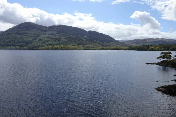 Malebný Výhled Jezero Národním Parku Killarney Irsko Zamračeném Pozadí Oblohy — Stock fotografie