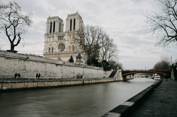 フランスの暗い日にパリの中世カトリック大聖堂の美しい景色 — ストック写真