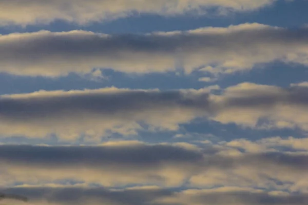 Ένα Πλάνο Του Μπλε Ουρανού Κυματιστά Σύννεφα — Φωτογραφία Αρχείου