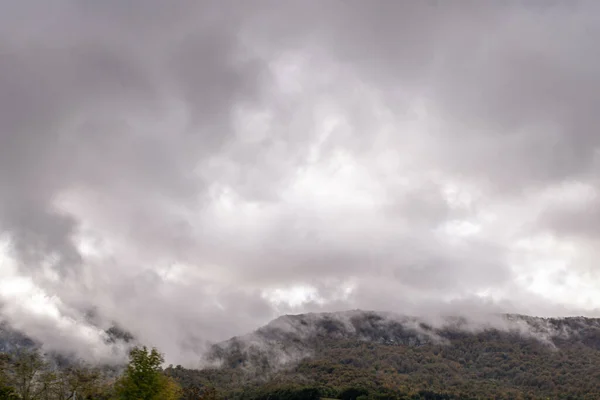 Céu Nublado Pesado Pendurado Nas Montanhas — Fotografia de Stock