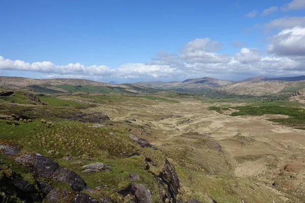 Uma Vista Panorâmica Vales Verdes Exuberantes Irlanda Fundo Azul Céu — Fotografia de Stock