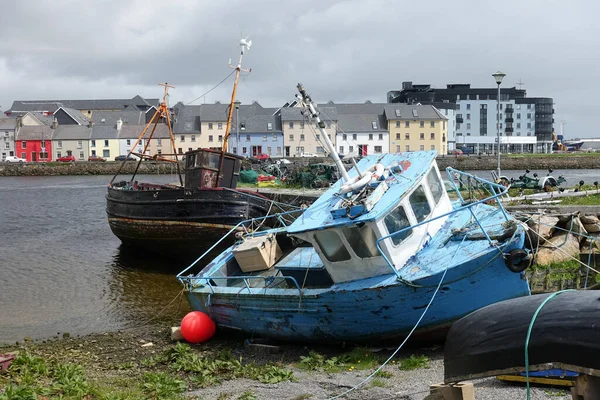 Closeup Shot Damaged Boats Galway Ireland Cloudy Sky Background — Stock Photo, Image