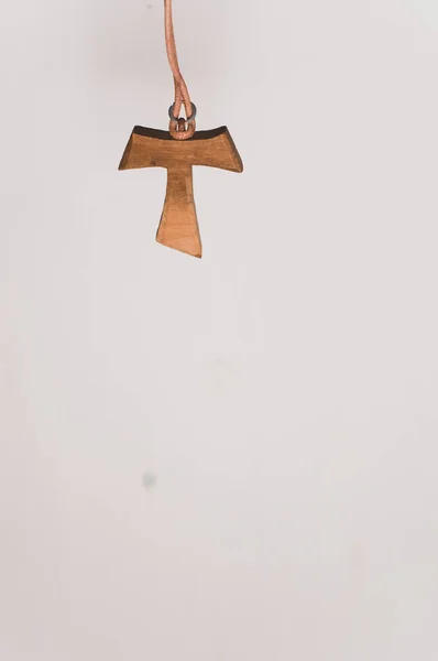Vertikal Bild Trä Tau Kors Formade Halsband Isolerad Vit Vägg — Stockfoto