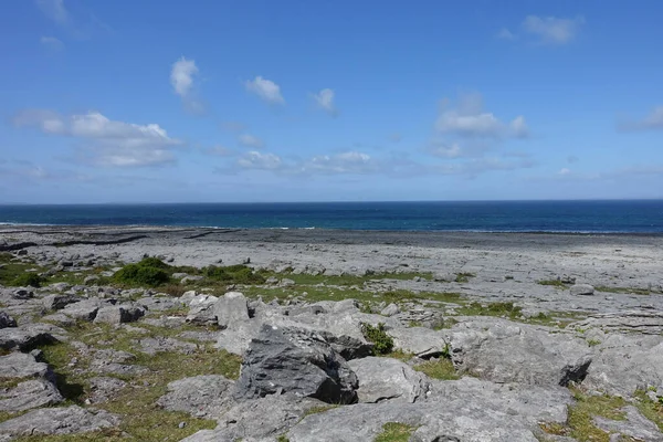 Una Vista Panorámica Hermoso Océano Con Playa Piedra Condado Clare —  Fotos de Stock