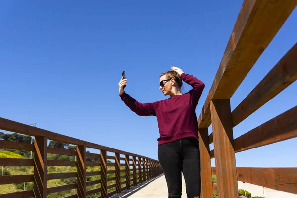 Een Close Opname Van Een Blanke Vrouw Die Selfie Buiten — Stockfoto