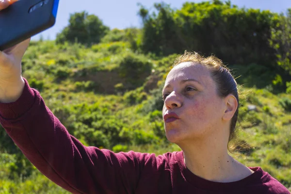 Een Close Opname Van Een Blanke Vrouw Die Selfie Buiten — Stockfoto