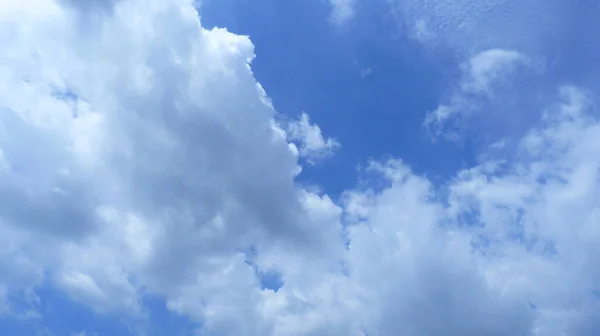 Krásný Výhled Bílé Nadýchané Mraky Modré Obloze — Stock fotografie