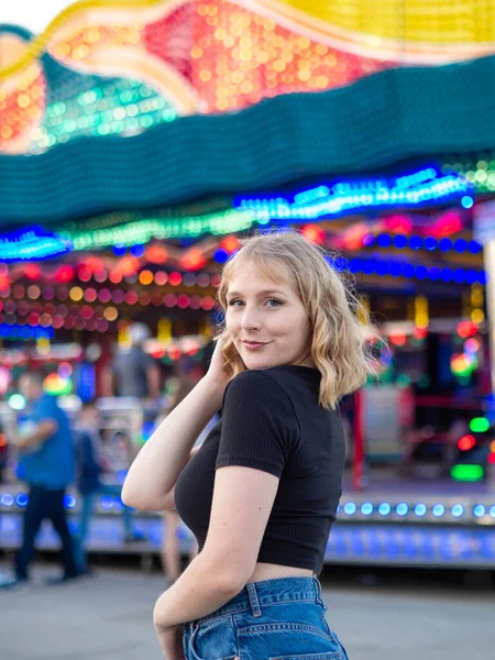 Eine Vertikale Aufnahme Einer Blonden Frau Mit Einem Piercing Posiert — Stockfoto