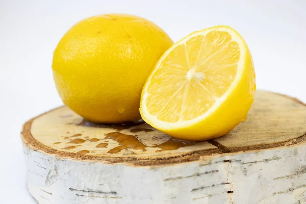 Gros Plan Citron Coupé Sur Une Planche Bois — Photo