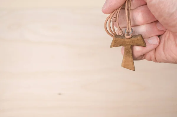 Een Close Van Een Hand Met Een Houten Tau Kruis — Stockfoto