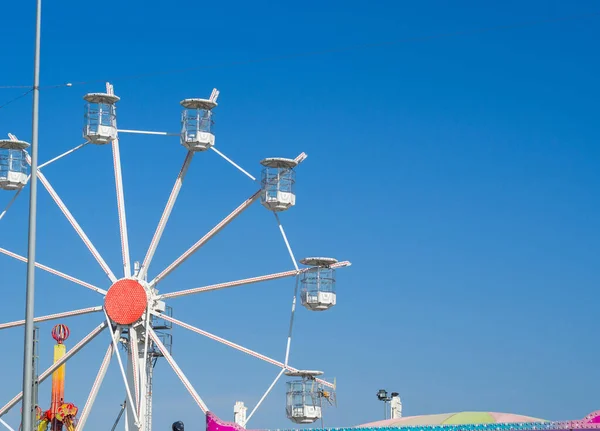 Een Reuzenrad Een Entertainmentpark Met Een Blauwe Lucht — Stockfoto