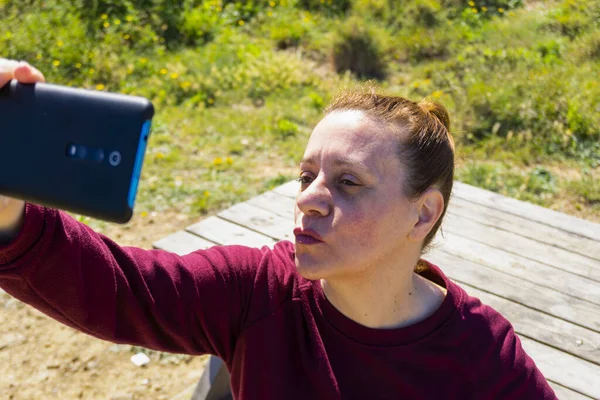 Een Close Opname Van Een Blanke Vrouw Die Selfie Buiten — Stockfoto