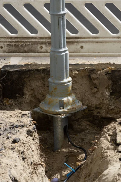 Proceso Reparación Cables Luces Calle Fondo Excavado Poste Metal — Foto de Stock