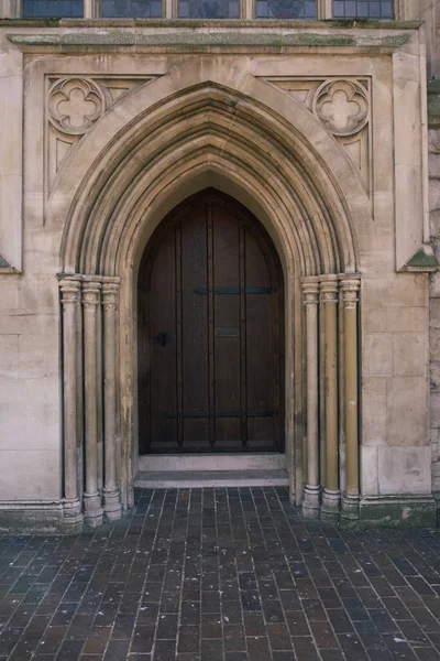 Een Verticaal Schot Van Een Oude Boog Deur Gebouw — Stockfoto