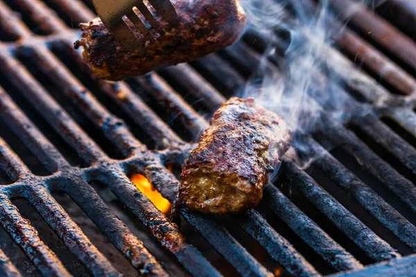 Close Rolos Carne Chamado Mici Mititei Churrasco Com Fumaça Crescente — Fotografia de Stock