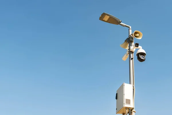 Bir Sokak Lambası Direğindeki Güvenlik Kameraları Kümesi Gökyüzü Arka Planında — Stok fotoğraf