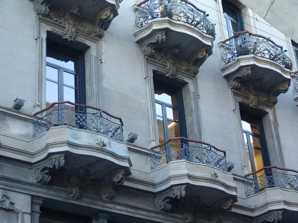 Een Lage Hoek Opname Van Een Oud Trant Gebouw — Stockfoto