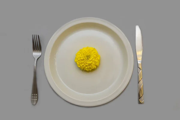 Μια Κορυφαία Άποψη Ενός Κίτρινου Marigold Ένα Πιάτο Ένα Πιρούνι — Φωτογραφία Αρχείου