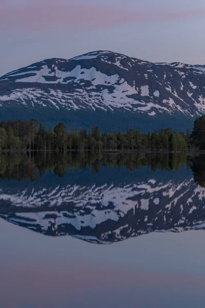 저녁에 눈덮인 풍경을 반사하는 매혹적 호수의 — 스톡 사진