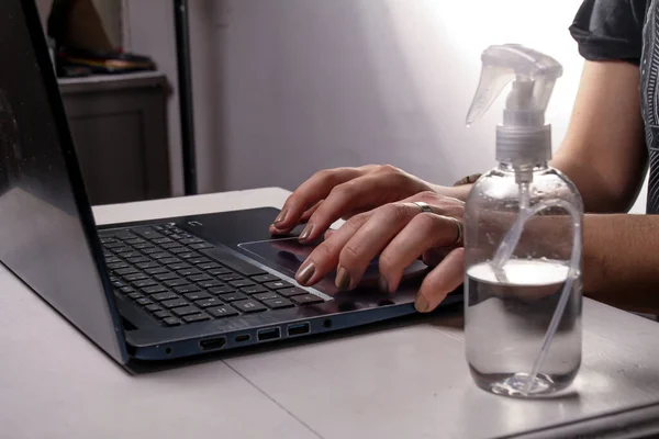Tiro Close Mãos Femininas Digitando Teclado Laptop Uma Mesa Lado — Fotografia de Stock