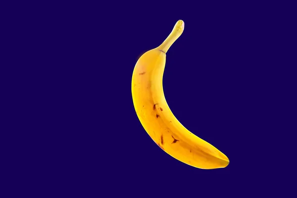 Plano Aislado Plátano Con Manchas Sobre Fondo Azul Oscuro Con — Foto de Stock