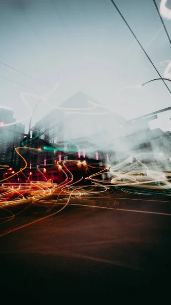 Een Verticale Abstracte Achtergrond Van Wazig Golvende Autolichten Van Schemering — Stockfoto