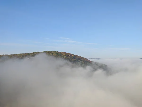 Beau Cliché Nuages Brumeux Couvrant Les Collines — Photo