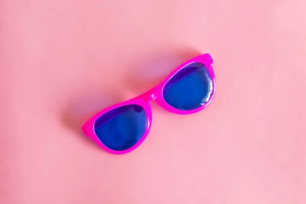 Eine Aufnahme Einer Sonnenbrille Von Oben Auf Dem Rosa Hintergrund — Stockfoto