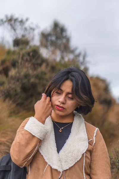 Una Joven Senderista Las Montañas Disfrutando Hermosa Vista — Foto de Stock