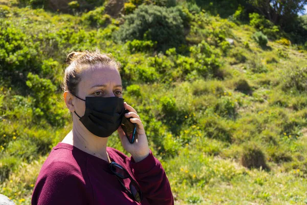 Closeup Shot Caucasian Female Typing Mask Sunny Day — Stock Photo, Image