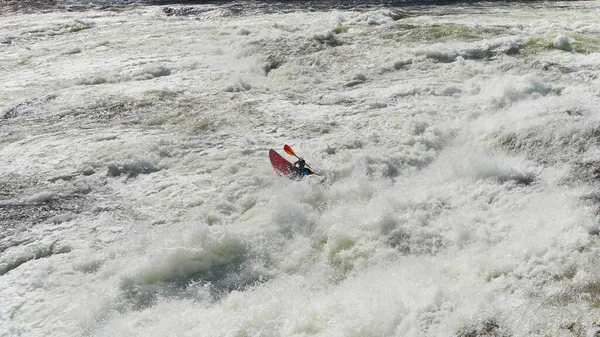 Eine Hochwinkelaufnahme Eines Raftingbootes Schnellen Strom Eines Flusses — Stockfoto