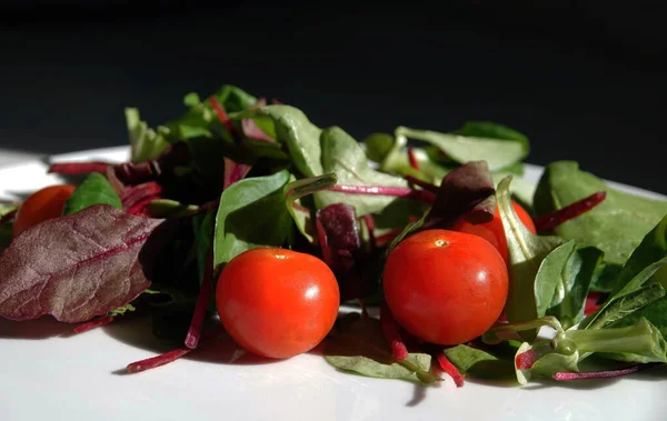 Zbliżenie Pomidorów Wiśniowych Sałatką Ceramicznej Płycie — Zdjęcie stockowe