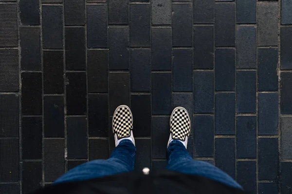 Una Vista Dall Alto Scarpe Scacchi Bianco Nero Una Superficie — Foto Stock