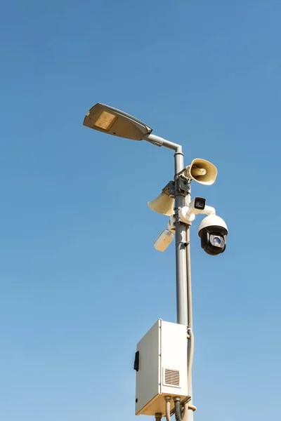 Egy Csomó Biztonsági Kamera Egy Lámpaoszlopon Egy Nyilvános Parkban Hátterében — Stock Fotó