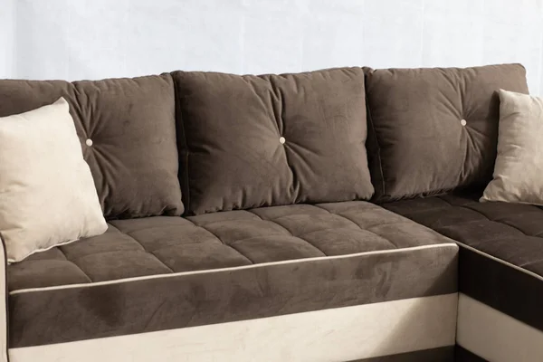 白い枕を持つ茶色いドレープソファのクローズアップショット — ストック写真