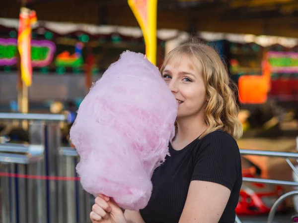 Uma Loira Espanhola Comendo Doces Algodão Doce Parque Entretenimento — Fotografia de Stock